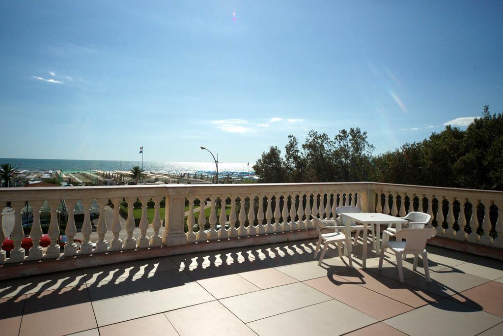 Hotel Happy Marina di Pietrasanta Exterior foto